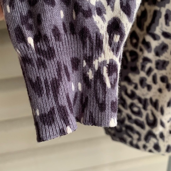 •Joseph A.• Gray/Black Animal Pattern Cardigan Sweater - Size Medium - Picture 4 of 9
